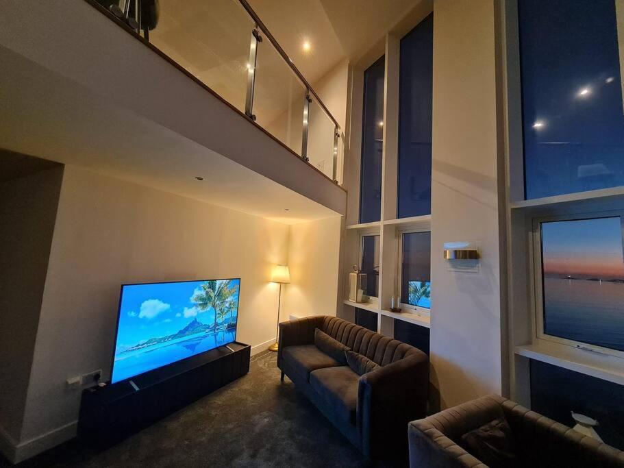 The Panoramic - The Finest Apartment In The City - By Tifa Stays Swansea Eksteriør billede