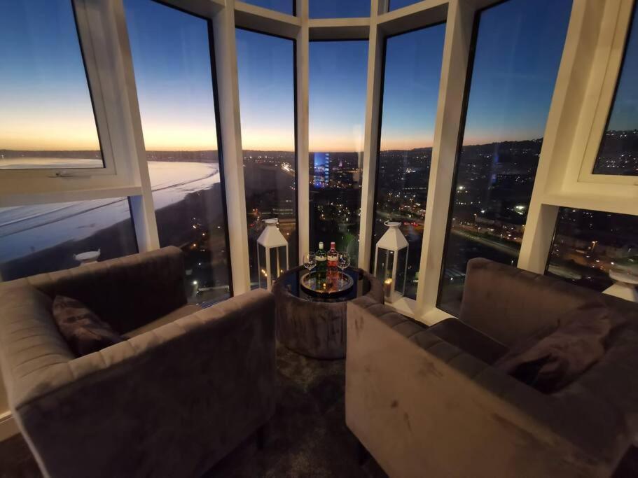 The Panoramic - The Finest Apartment In The City - By Tifa Stays Swansea Eksteriør billede